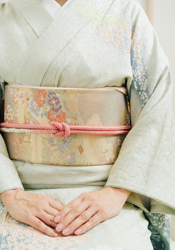 正座する女性